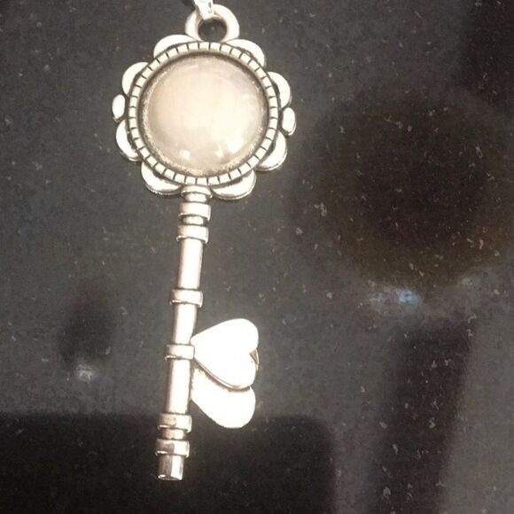 Faux Magnifying Glass Necklace - Picture 2 of 3